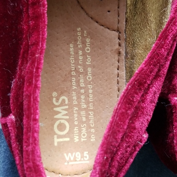 Tom's velvet embroidered skull slip ons Size 9.5 - Picture 4 of 4